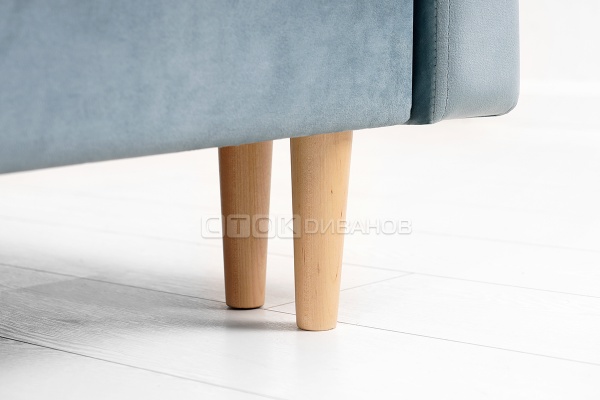 Деревянные ножки. Под диваном можно использовать робот-пылесос